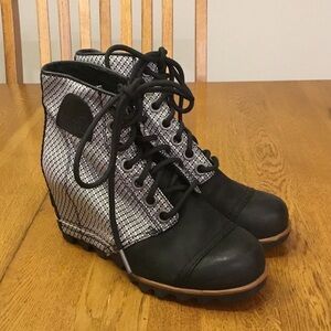 Woman’s Sorel black with white /black fabric wedge bootie. Size 6. Like new!